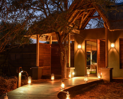 lion_sands_hinkwenu_residence_entrance_at_night Lion Sands Tinga Lodge
