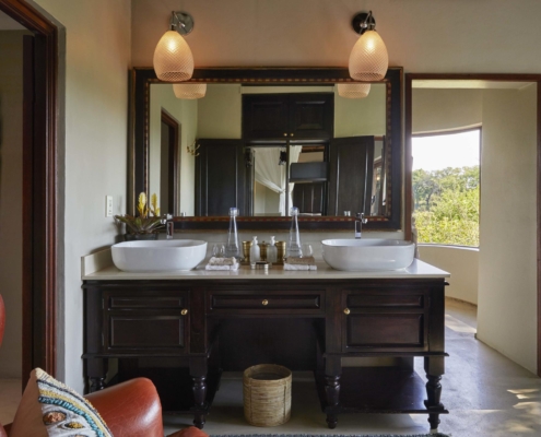lion_sands_tinga_lodge_suite_bathroom_vanity1 Lion Sands Tinga Lodge